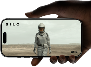 Ruka drží iPhone 17 Pro v orientaci na šířku a na displeji přes celou plochu se přehrává video na ilustraci výdrže baterie